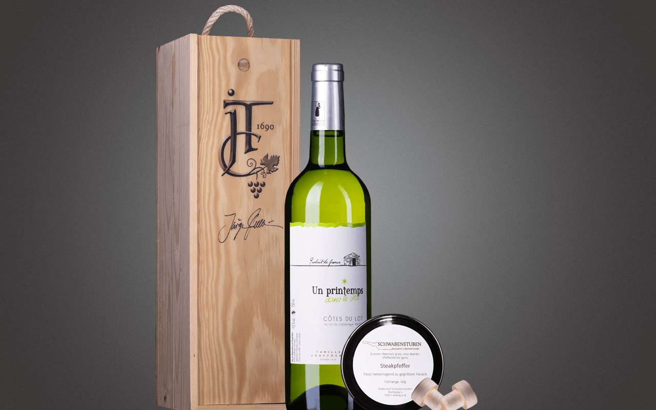 JTC 1er Holzkiste "Weißer Cahors mit Steakpfeffer" als Präsent verpackt (Abholpreis Vinothek) JTC 1er Holzkiste "Weißer Cahors mit Steakpfeffer" als Präsent verpackt (Abholpreis Vinothek)