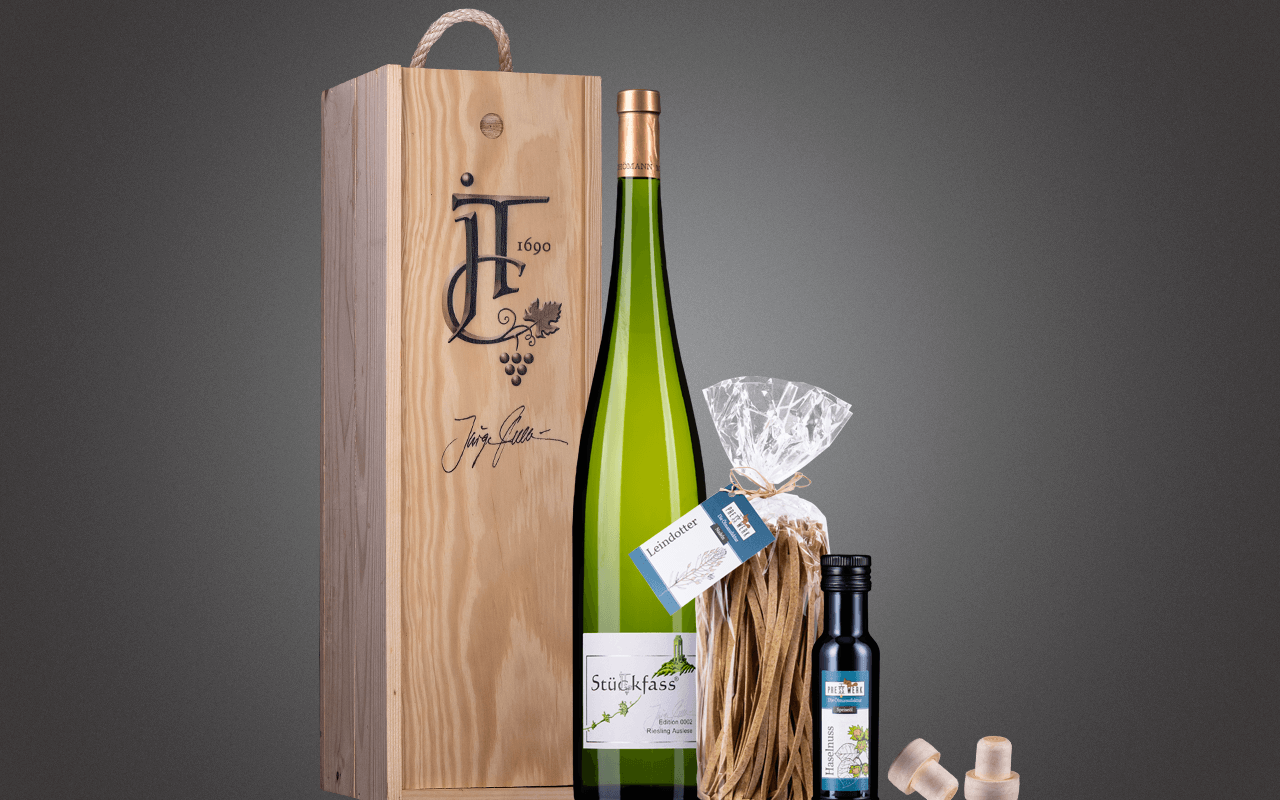 JTC 1er Magnum-Holzkiste "Mosel Demeter Auslese mit Zellertaler Nudeln" als Präsent verpackt (Abholpreis Vinothek) JTC 1er Magnum-Holzkiste "Mosel Demeter Auslese mit Zellertaler Nudeln" als Präsent verpackt (Abholpreis Vinothek)