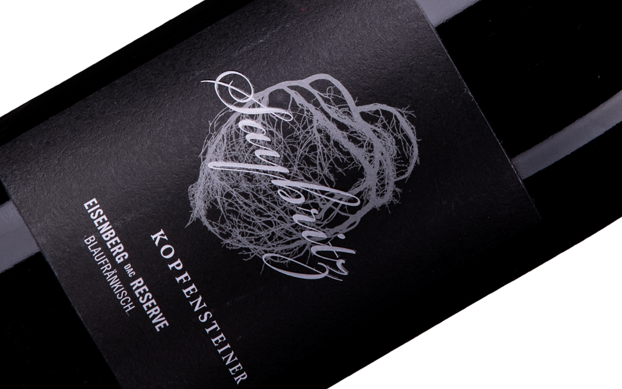 2012 Saybritz Reserve Selektion "Eisenoxid Schiefer Quarzit" Eisenberg, Österreich 2012 Saybritz Reserve Selektion "Eisenoxid Schiefer Quarzit" Eisenberg, Österreich