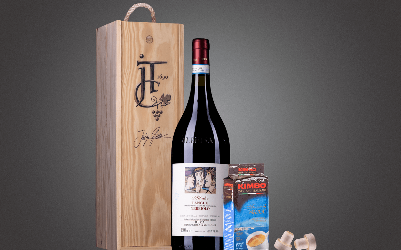 JTC 1er Magnum-Holzkiste "Piemont Nebbiolo mit Espresso" als Präsent verpackt (Abholpreis Vinothek) JTC 1er Magnum-Holzkiste "Piemont Nebbiolo mit Espresso" als Präsent verpackt (Abholpreis Vinothek)