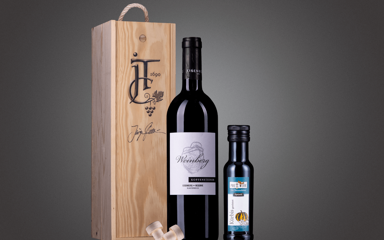 JTC 1er Holzkiste "Blaufränkisch mit Kürbiskernöl" als Präsent verpackt (Abholpreis Vinothek) JTC 1er Holzkiste "Blaufränkisch mit Kürbiskernöl" als Präsent verpackt (Abholpreis Vinothek)